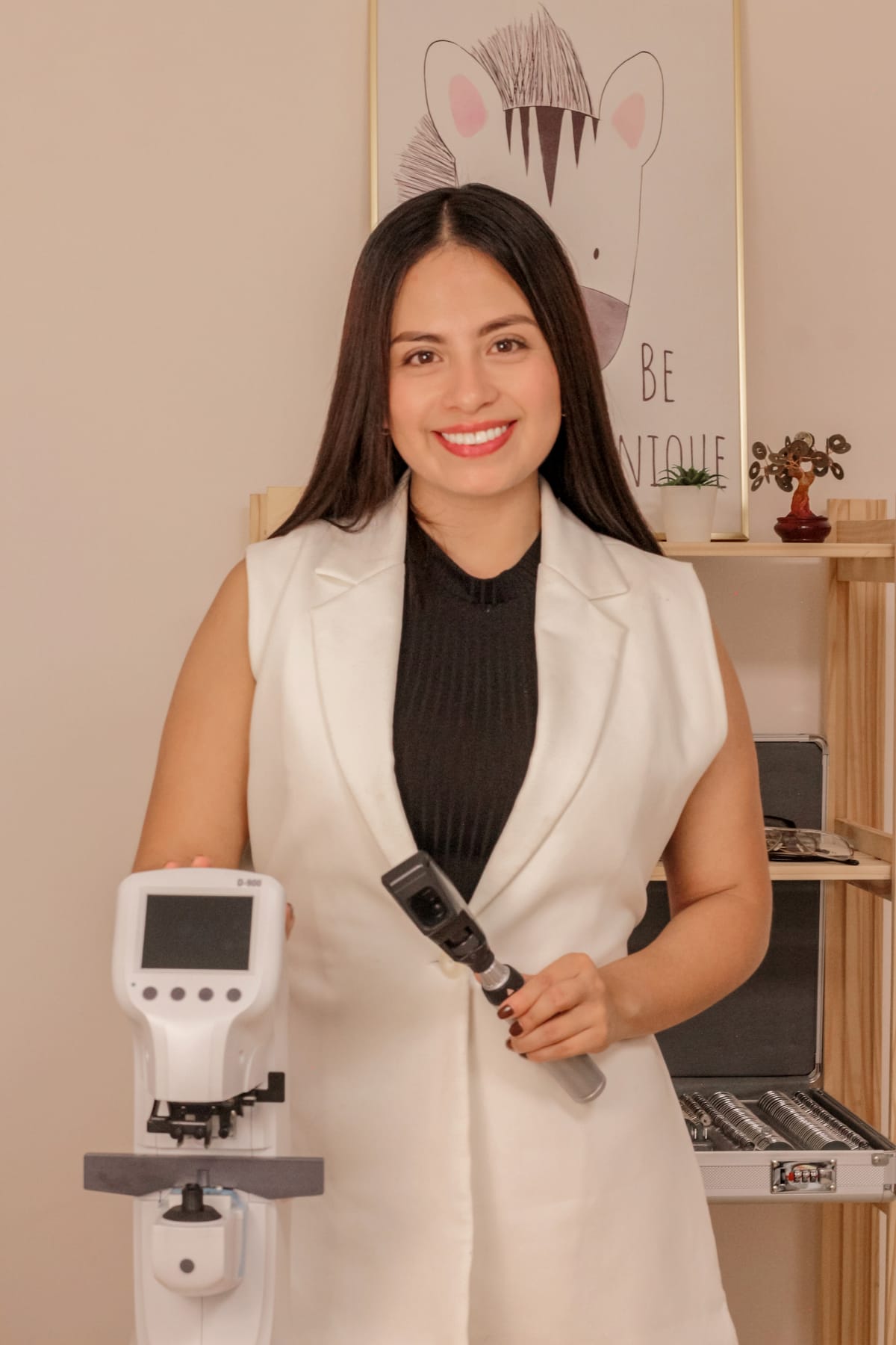 Opt. Karolina Bayas Chaves atendiendo a una paciente